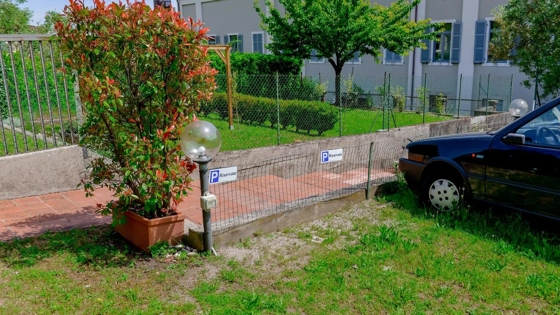 Ines Lake Garden - With Private Parking & Garden Salo Apartment